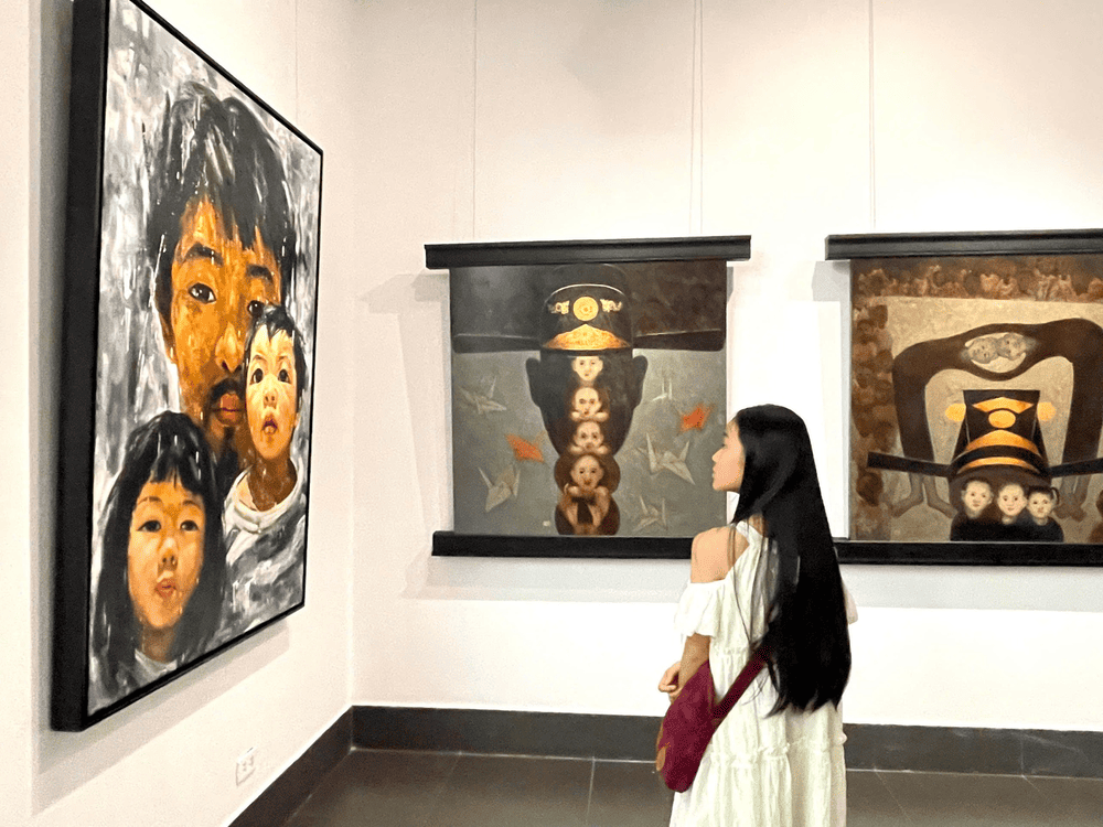 Góc chụp từ sau lưng tại khu vực trưng bày các tác phẩm hội họa (Nguồn: Bảo tàng Mỹ thuật Việt Nam)